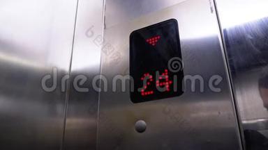 数字显示在电梯与箭头下降显示地板从24至20